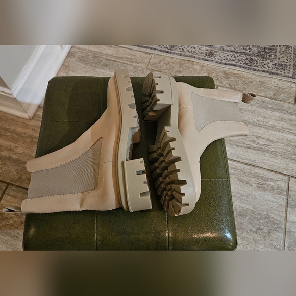 ZARA Leather Lug Sole Ankle Boots With elastic side panels. Tan. Size US 6.5 main image 3